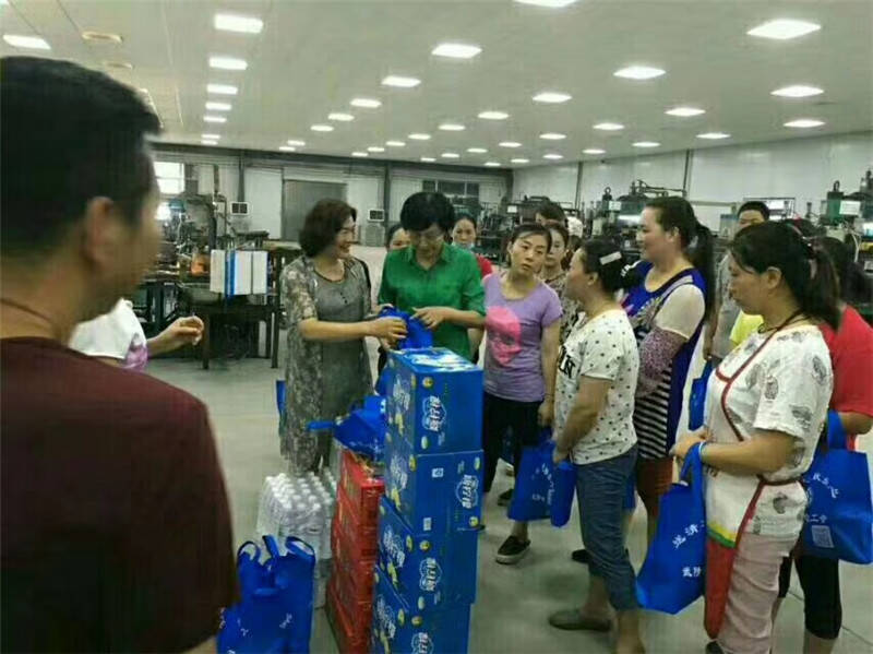 張總為我們的員工發(fā)放節(jié)日福利