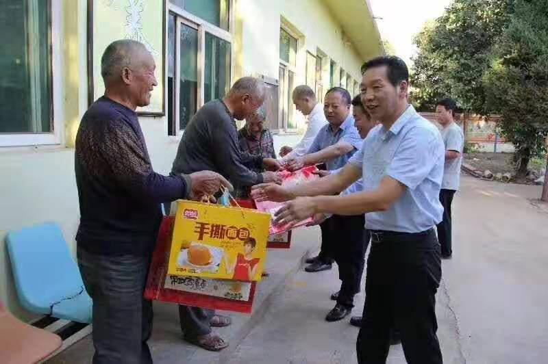 金橋白鴿董事長(zhǎng)黨俊杰為貧困戶和慈善幸福院的老人帶去節(jié)日問(wèn)候！