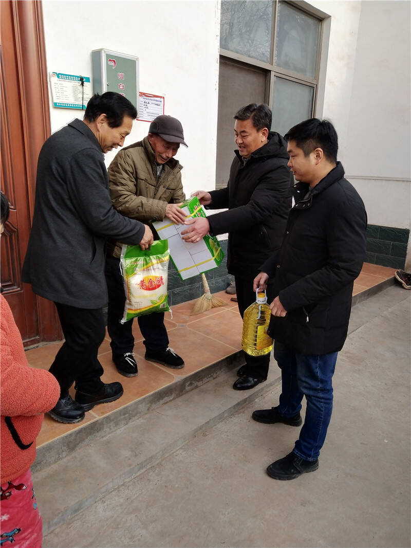 董事長(zhǎng)總經(jīng)理親自 慰問(wèn)貧困戶送暖，扶貧工作